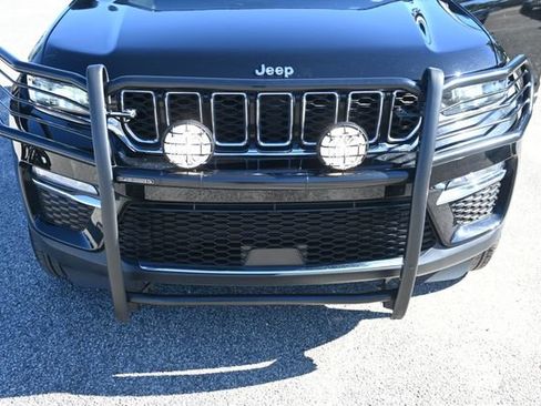 Used 2023 Jeep Grand Cherokee Limited image 22