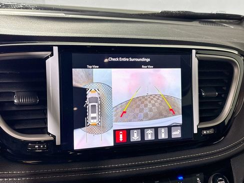 New 2026 Chrysler Pacifica Select image 16