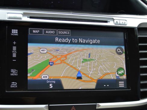 Used 2017 Honda Accord Touring image 9