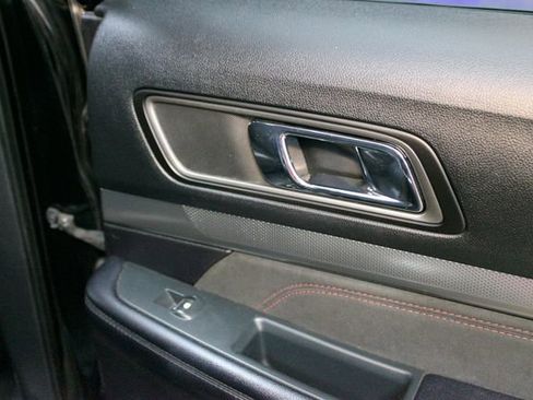 Used 2018 Ford Explorer XLT w/ XLT Appearance Package AWD/4WD image 13