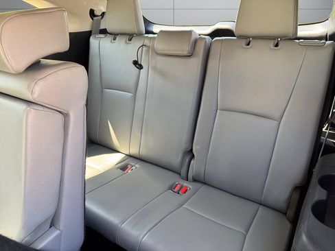 Used 2022 Toyota Highlander XLE AWD/4WD image 16