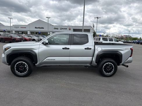 Used 2025 Toyota Tacoma TRD Off-Road AWD/4WD image 10