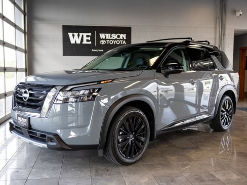 Used 2024 Nissan Pathfinder Platinum AWD/4WD image 2