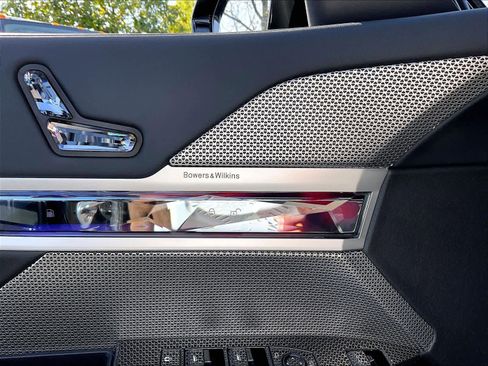 Used 2025 BMW 750e xDrive image 38