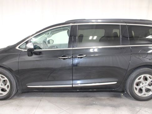 Used 2023 Chrysler Pacifica Limited FWD image 6