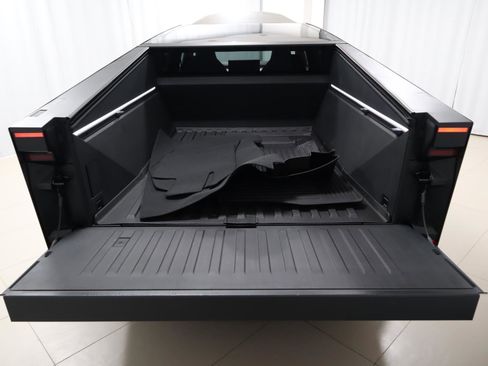 Used 2024 Tesla Cybertruck AWD Crew Cab image 10