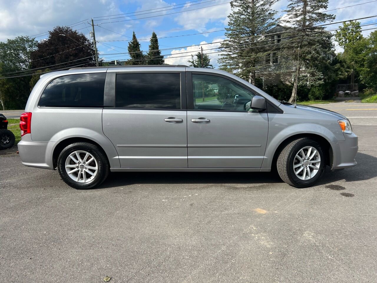 Used 2015 Dodge Grand Caravan SXT w/ UConnect Hands-Free Group FWD image 1