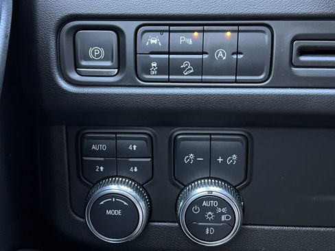 Used 2023 GMC Yukon XL AT4 image 22