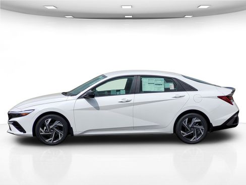 New 2025 Hyundai Elantra SEL image 4