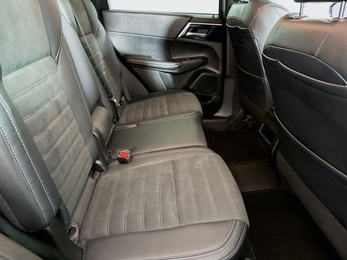 Used 2023 Mitsubishi Outlander SE AWD/4WD image 43