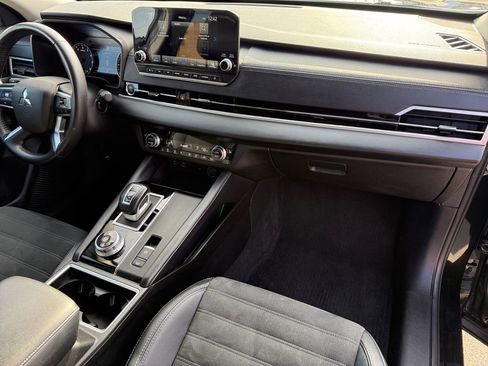 Used 2024 Mitsubishi Outlander SE image 17