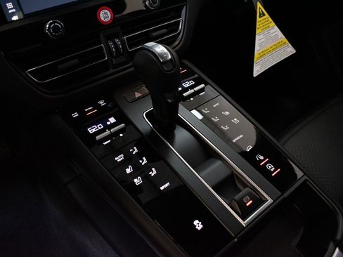 New 2025 Porsche Macan image 30