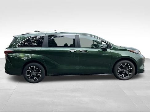 Used 2025 Toyota Sienna Platinum AWD/4WD image 6