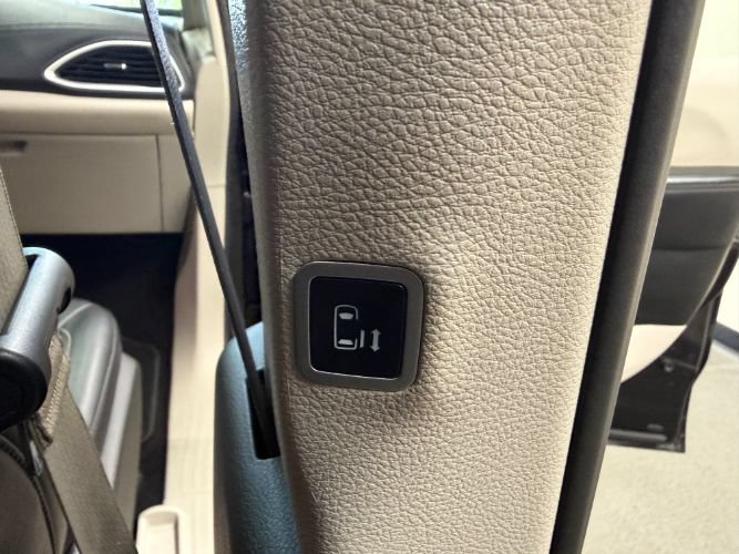 Used 2024 Chrysler Pacifica Limited FWD image 33