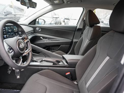 Certified 2025 Hyundai Elantra SE w/ Cargo Package image 17