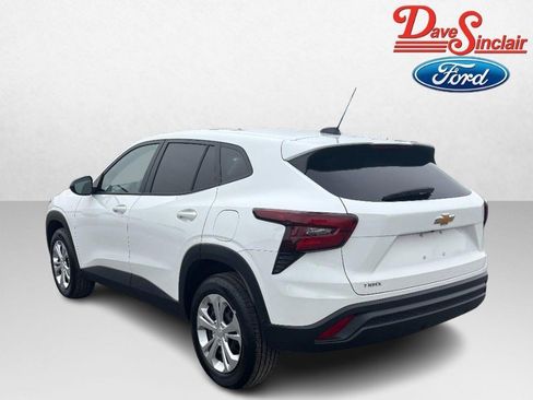 Used 2025 Chevrolet Trax LS image 9