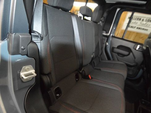 Used 2025 Jeep Gladiator Rubicon w/ Safety Group AWD/4WD image 19