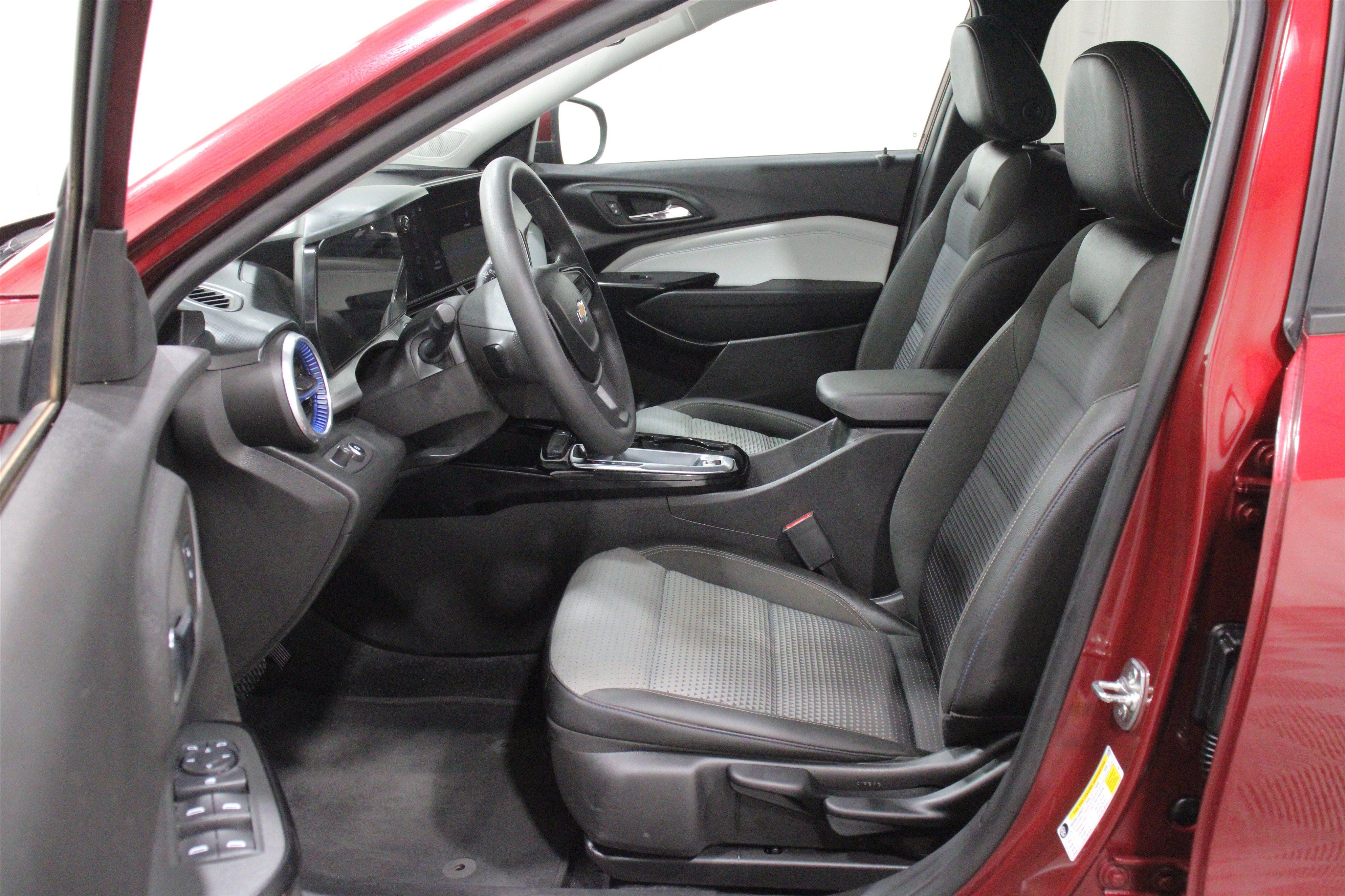 Used 2024 Chevrolet Trax LT FWD image 4