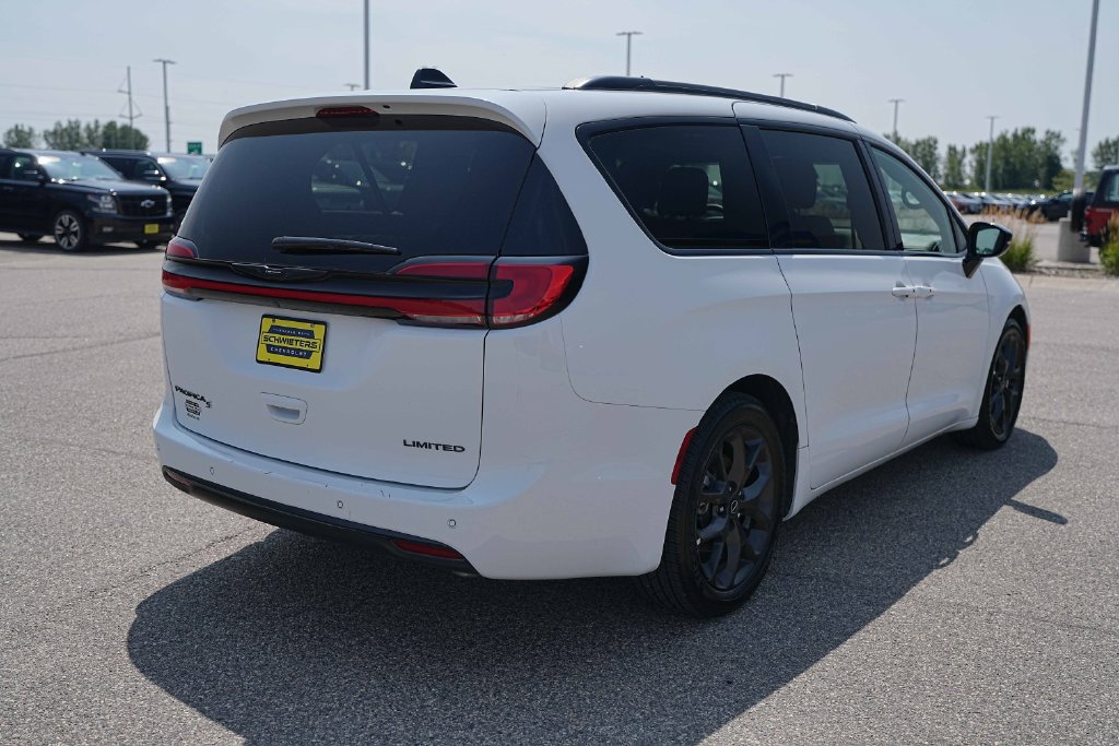 Used 2025 Chrysler Pacifica Limited FWD image 7