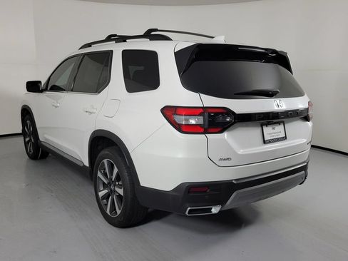 Used 2025 Honda Pilot Touring image 4