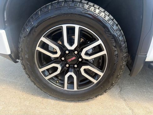 Used 2022 GMC Sierra 1500 AT4 w/ AT4 Premium Package AWD/4WD image 7