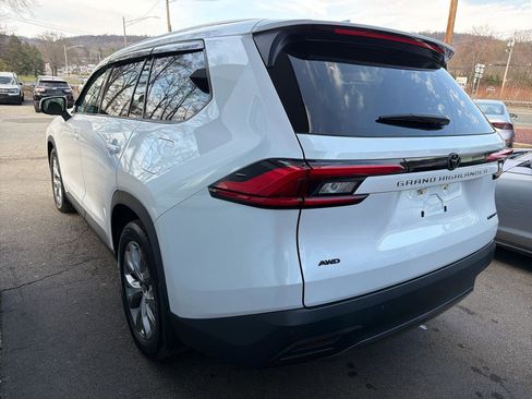 Used 2024 Toyota Grand Highlander AWD image 13