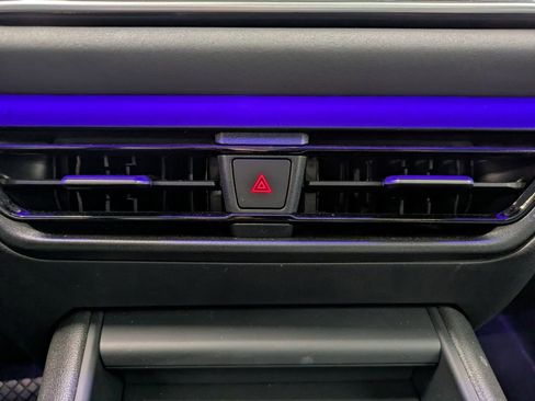Used 2025 Volkswagen Tiguan SE w/ Panoramic Sunroof Package AWD/4WD image 27
