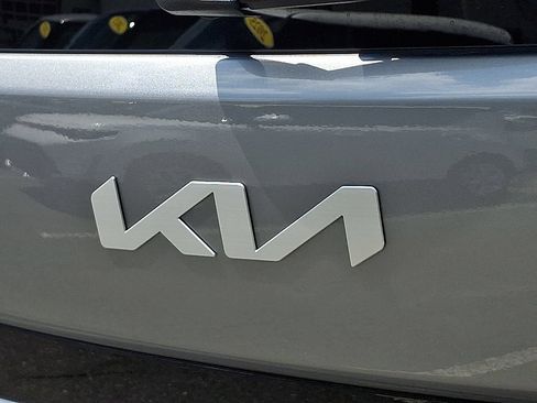 Used 2025 Kia Soul LX w/ LX Technology Package FWD image 29