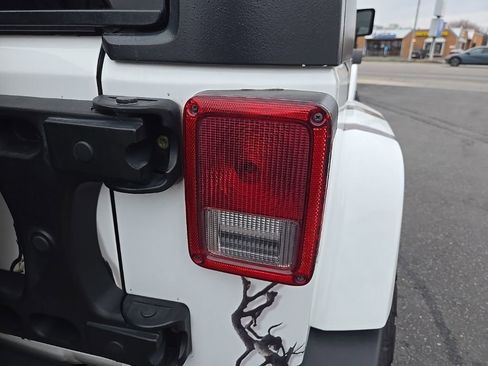 Used 2013 Jeep Wrangler Unlimited Rubicon w/ Connectivity Group image 31