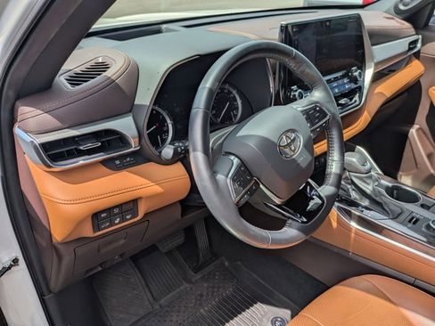 Used 2021 Toyota Highlander Platinum AWD/4WD image 9