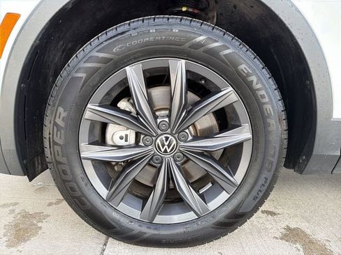 Used 2022 Volkswagen Tiguan SE AWD/4WD image 12