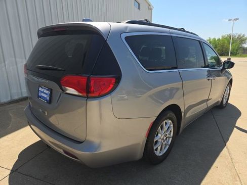 Used 2017 Chrysler Pacifica Touring FWD image 6