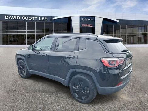 Used 2018 Jeep Compass Latitude FWD image 3