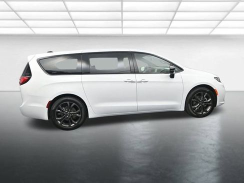 New 2026 Chrysler Pacifica Select image 9