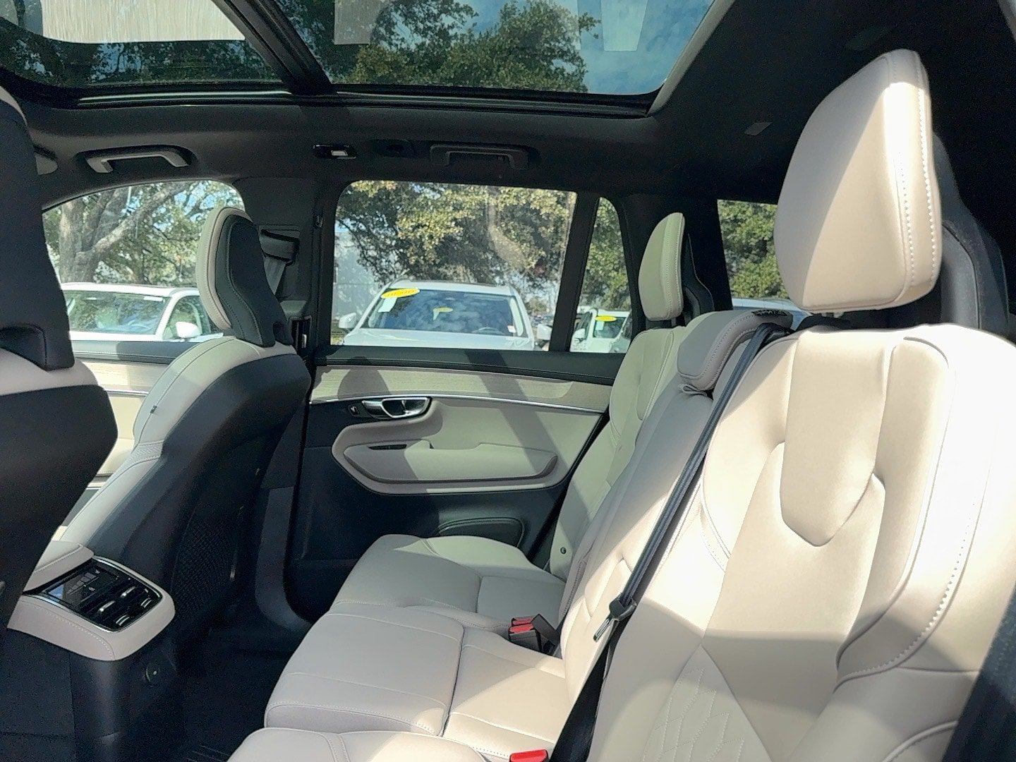 New 2026 Volvo XC90 T8 Plus w/ Protection Package AWD/4WD image 14