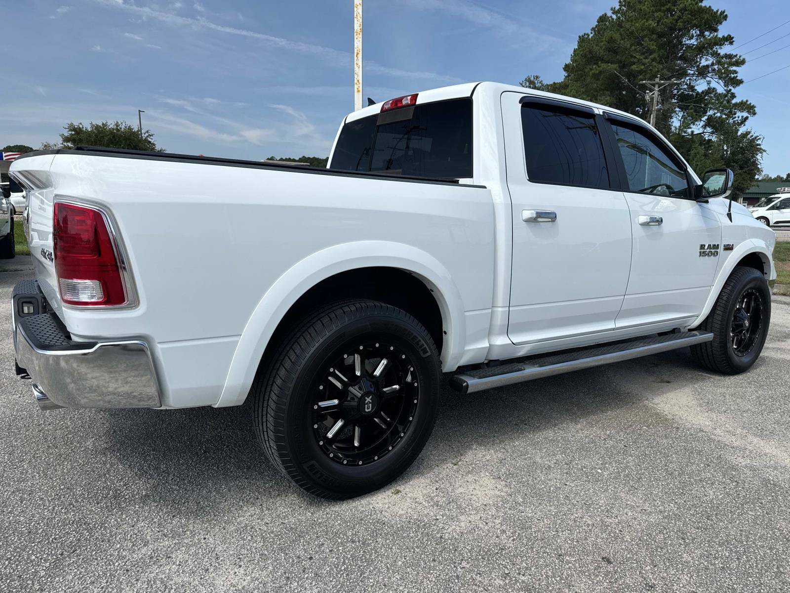 Used 2017 RAM 1500 Laramie w/ Convenience Group AWD/4WD image 4