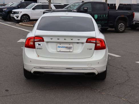 Used 2017 Volvo S60 T5 Inscription image 9