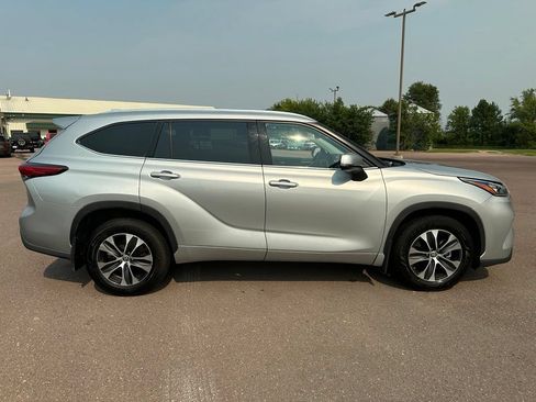 Used 2020 Toyota Highlander XLE AWD/4WD image 35