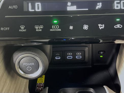 Used 2024 Toyota Venza XLE image 23