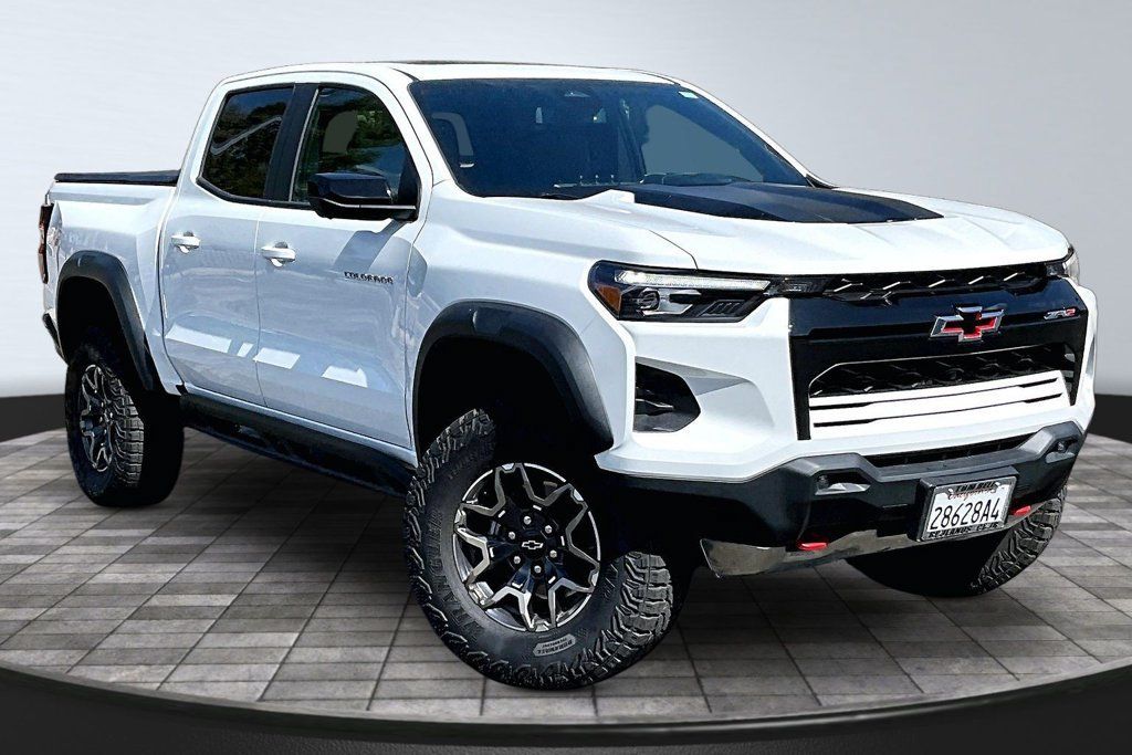 Used 2024 Chevrolet Colorado ZR2 w/ Technology Package AWD/4WD image 38