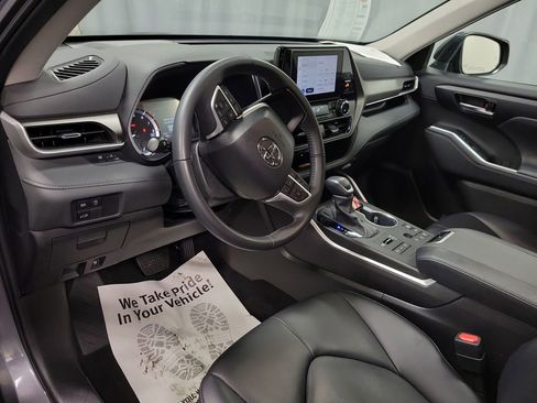 Used 2024 Toyota Highlander XLE image 13