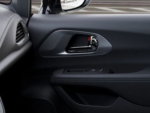 Used 2025 Chrysler Pacifica Select image 26