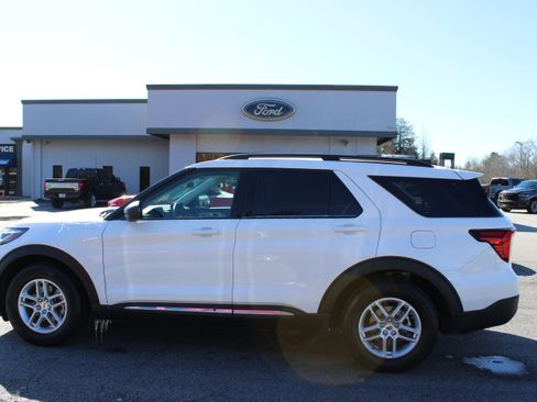 Used 2025 Ford Explorer Active image 1