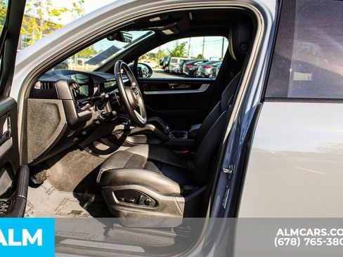 Used 2024 Porsche Cayenne AWD/4WD image 15