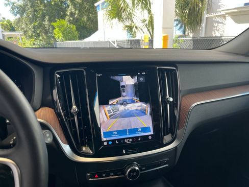 Used 2025 Volvo V60 B5 Cross Country Plus image 17