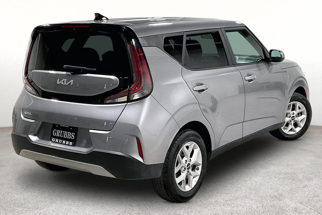 Used 2025 Kia Soul LX w/ LX Technology Package FWD image 2