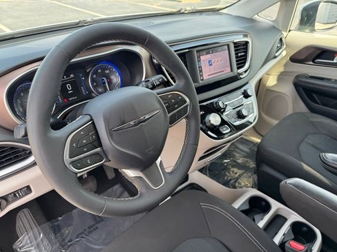 Used 2023 Chrysler Voyager LX image 16