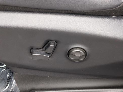 Certified 2025 Chrysler Pacifica Select FWD image 13