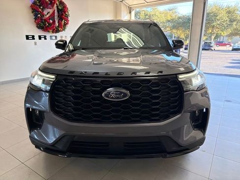Used 2025 Ford Explorer ST-Line w/ ST-Line Street Pack image 2