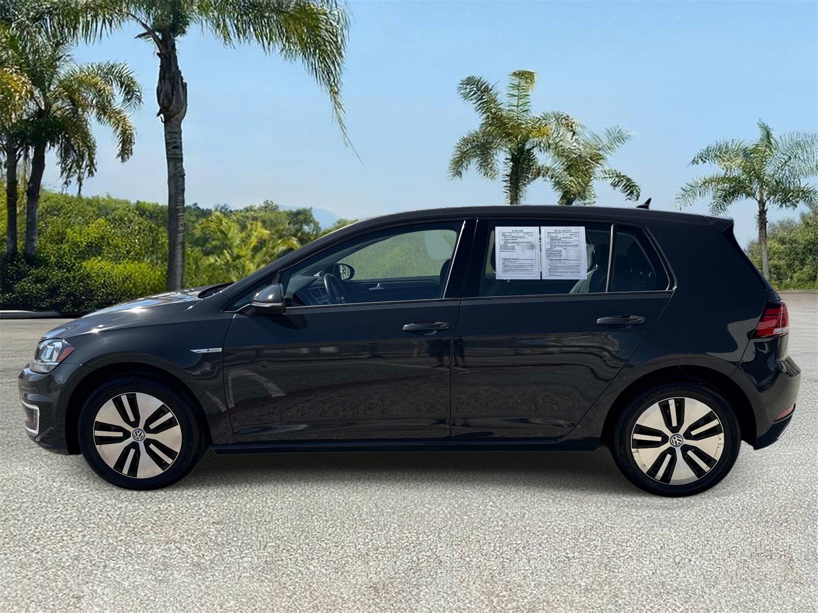 Used 2018 Volkswagen e-Golf SE w/ DC Fast Charging Package FWD image 5